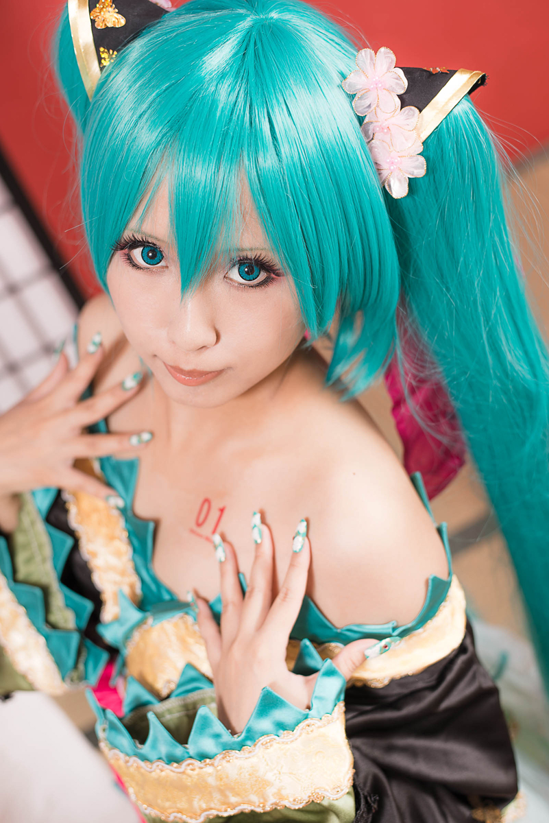 Smile Grateful: Miku Bitter – A Cool & Stylish Vocaloid Portrait [325P]