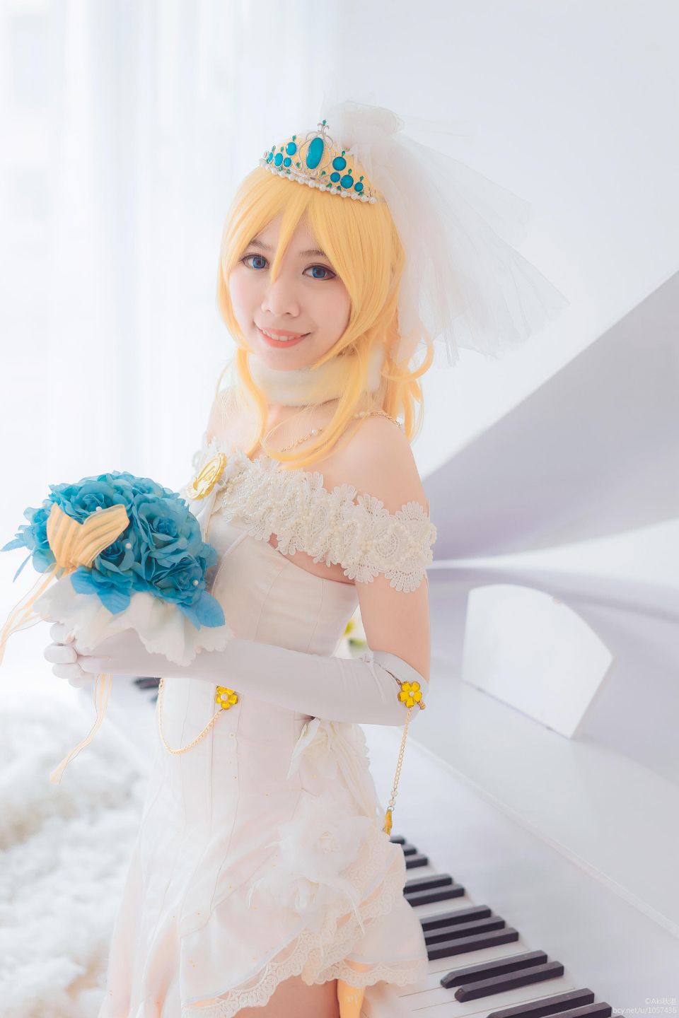 The Golden Promise – Ayase Eli’s Ethereal Bride [11P]